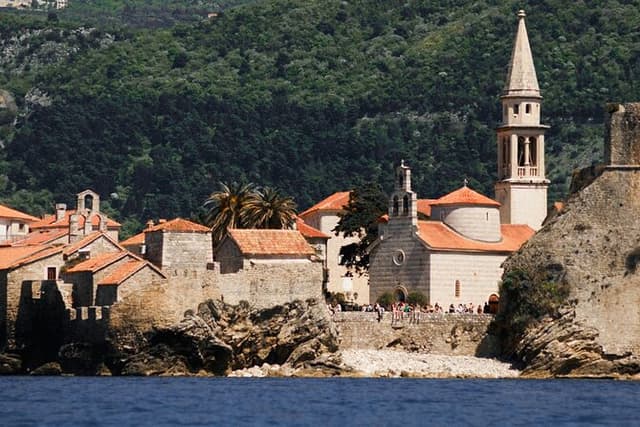 Budva Bay: Kayak & SUP Tour to Coastal Caves