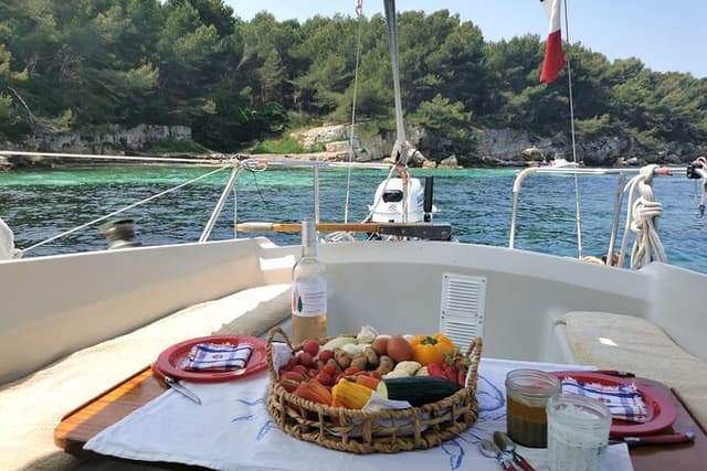 Private sailing excursion & Provencal picnic