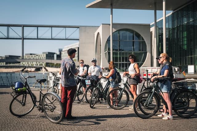 Berlin: Guided Bike Tour to Explore the Highlights