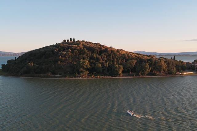 Lake Trasimeno Boat Tour with Gourmet Lunch