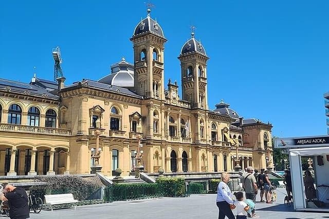 San Sebastian Unveiled: An Intimate Art & Culture Walk (Max 8)