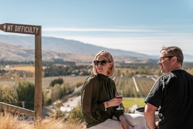 Private 5.5 hour Wine Tour Queenstown : 4 Winery Visits & Lunch