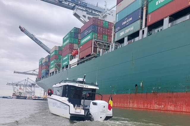 Port of Antwerp Mega Ship Tour in a Luxury Speedboat with Guide