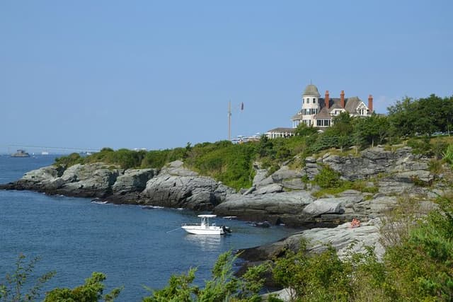 Explore Newport Cliff Walk Self Guided Walking Tour