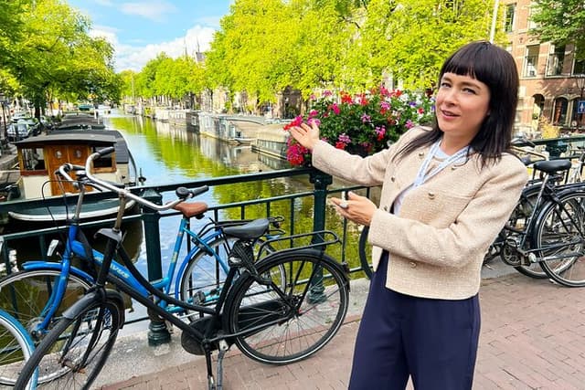 Historical Highlights Walking Tour with private local Dutch guide