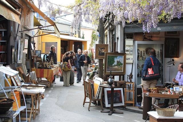 Private Flea Market Tour at Les Puces