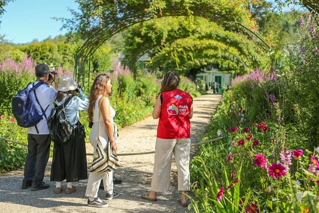 Giverny and Versailles Small Group Day Trip from Paris with Lunch