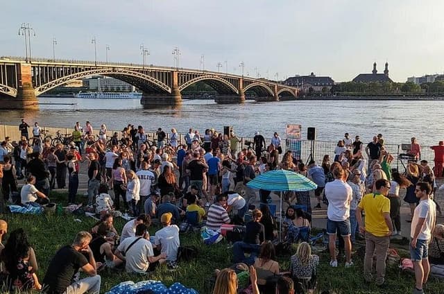 Evening walking tour of Mainz Rhine bank and Old Town