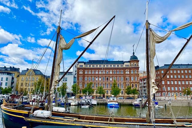 Helsinki and Suomenlinna Day Tour with Ferry Ride