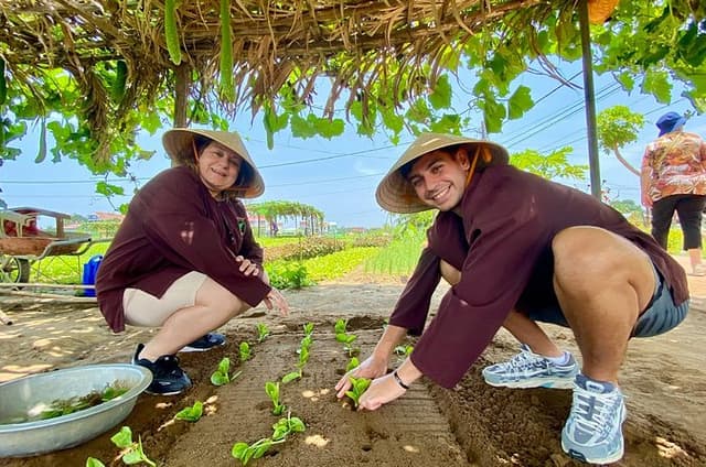 Private Hoi An walking tour with cooking class and gardening
