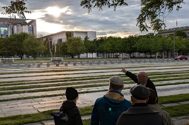 Berlin Tour Government District and Visit Hall Dome Reichstag