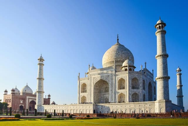 Day Trip to Taj Mahal and Agra from Hyderabad with both side Commercial Flights