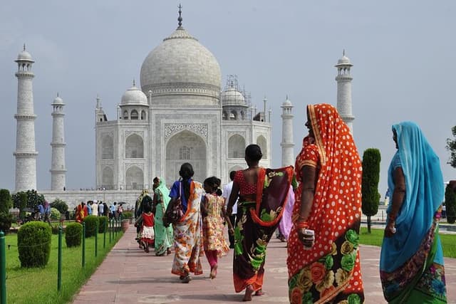 Day Trip to Taj Mahal and Agra from Ahmedabad with Both Side Commercial Flights