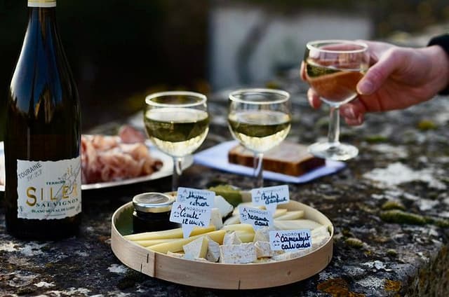 Versailles: Farmers Market & Royal Vegetable Garden Food Tour