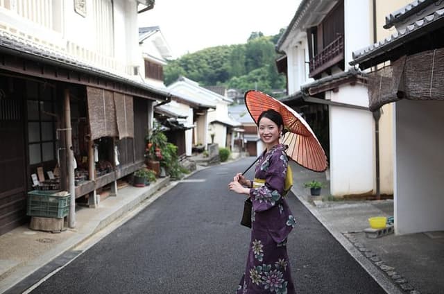 Uchiwa Fan Making and Uchiko Town Historical Stroll