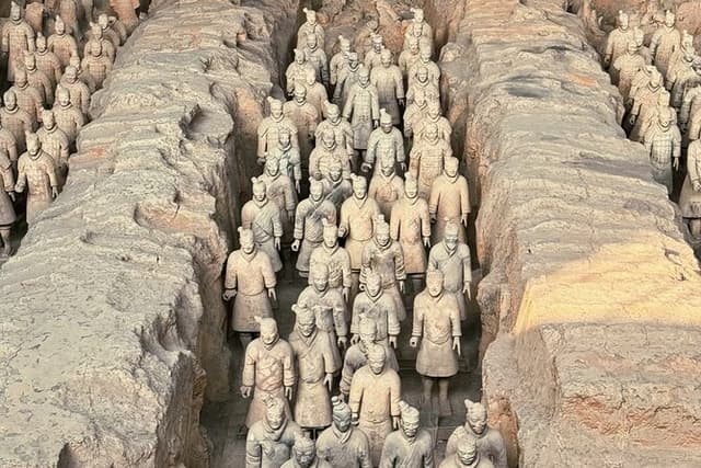 Xi’an Private Day Tour:Terracotta Army, City Wall, Pagoda&Pottery