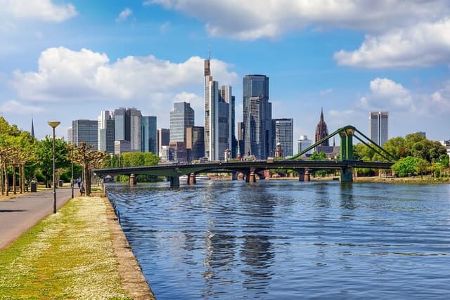 Frankfurt Old Town and Skyline Private Tour