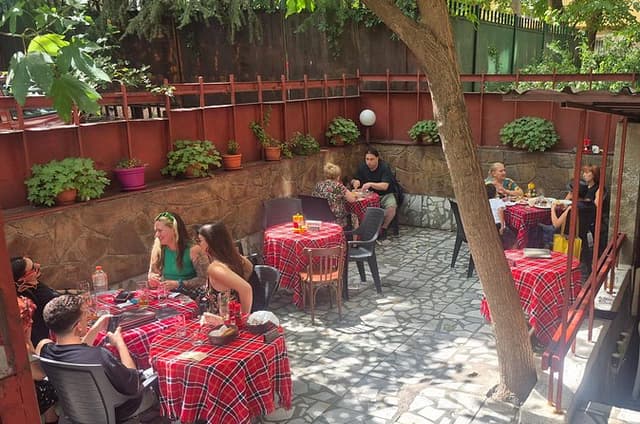 2 hour Small Group Walking Tour with a Local Drink