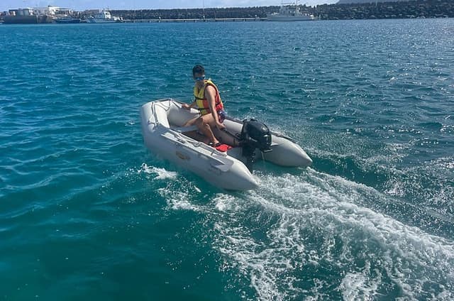 The funnywoman rents your boat without title