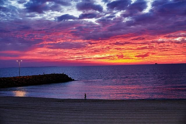 Explore Perth Beaches and Swan River at Sunset by Minibus