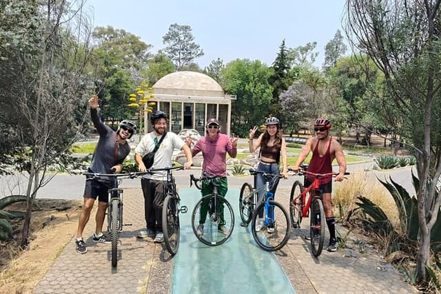 Discover the jewels of Chapultepec on a bike