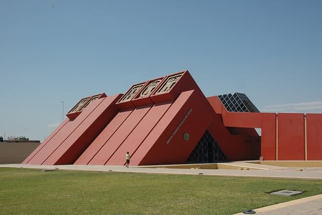 Full-day tour: Sicán, Túcume, Royal Tombs, Chiclayo city & Lunch