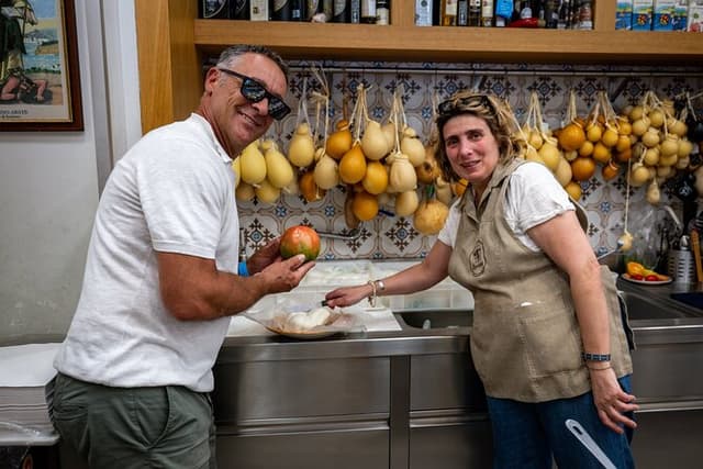 Sorrento Bites & Sips - Small Group Tour with local guide