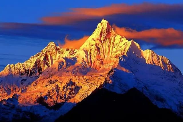 Meili Snow Mountain Golden Sunrise at Feilai Temple & Balagezong