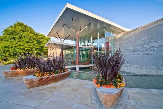 Private Full Day Auckland Sightseeing Tour with Piha Beach