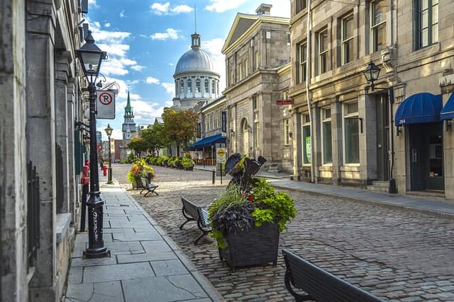 Old Montreal Walking Tour: History, Culture & Landmarks