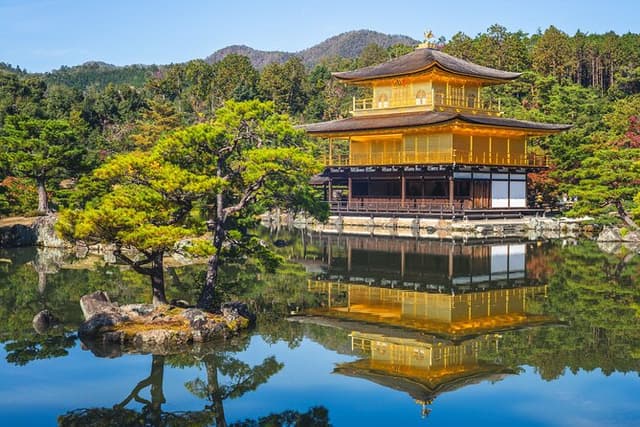 Kyoto: Kinkaku-ji Temple & Serene Garden Guided Tour with Tickets