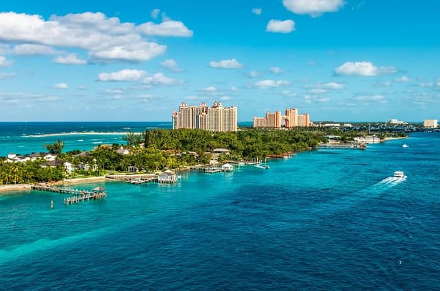 Nassau Express Private Tour: Forts, Parliament & Caves