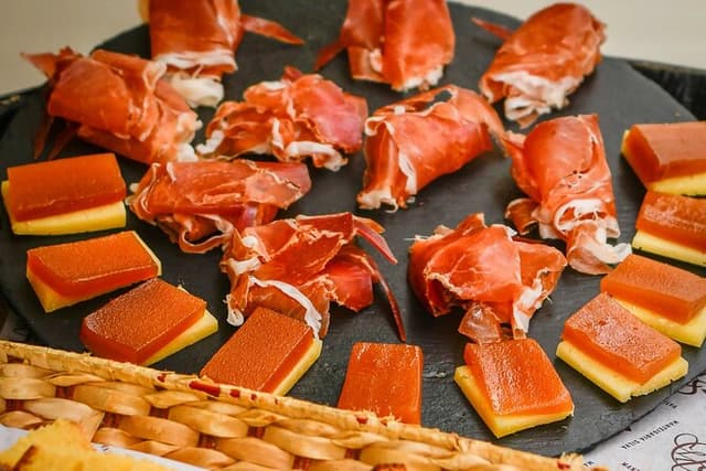 Slow Food Lisbon & Cultural Tour: Alfama, Mouraria & Baixa