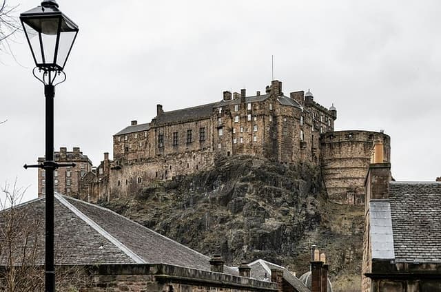 Edinburgh Castle and City Highlights Full Day Private Tour