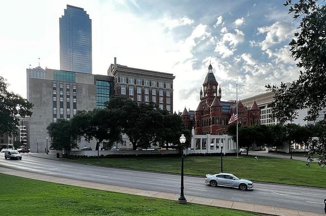 80-Minute JFK Assassination Walking and Van Tour