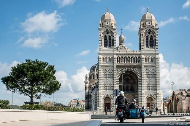 From Marseille : Sidecar Wine Tour to Cassis and Bandol