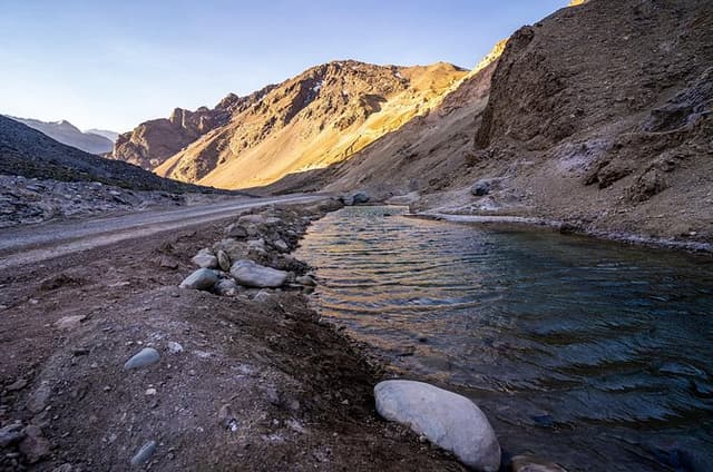 Reservoir Thermal Hill and Picnic Tour from Santiago
