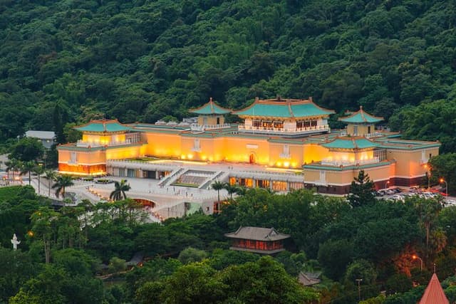 One-Day Historical and Heritage Tour in Taipei