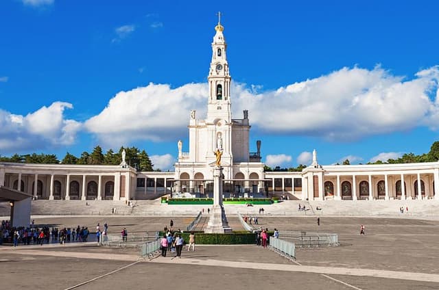 Fátima, Batalha, Nazaré and Óbidos Day Tour from Lisbon