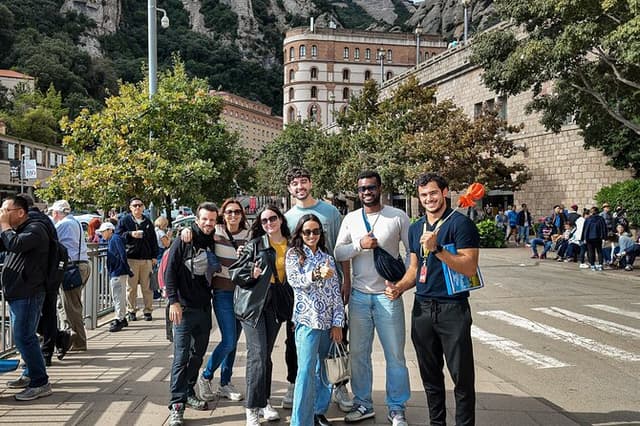 Montserrat Small Group Tour: Basilica & Moreneta with Transfer