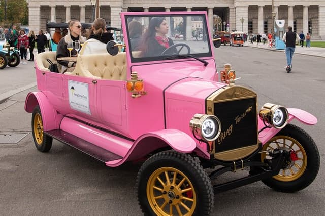 Imperial Oldtimer Tour of Vienna with Prosecco