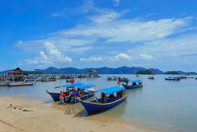 Shared Langkawi Island Hopping Tour Including Dayang Bunting Lake