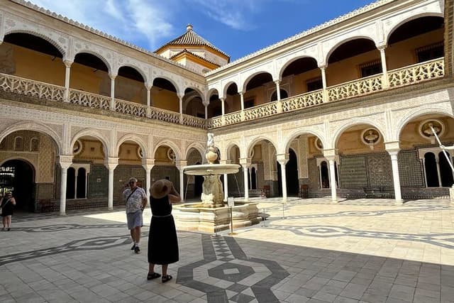 Seville Palaces: Dueñas Palace and Pilate House Tour