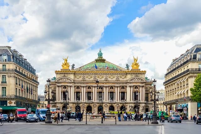 Free Perfume Museum & Opera District Tour (Tip-Based)