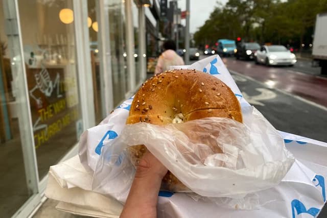 Lower East Side Food and History Tour with 4 Delis & Museum Entry