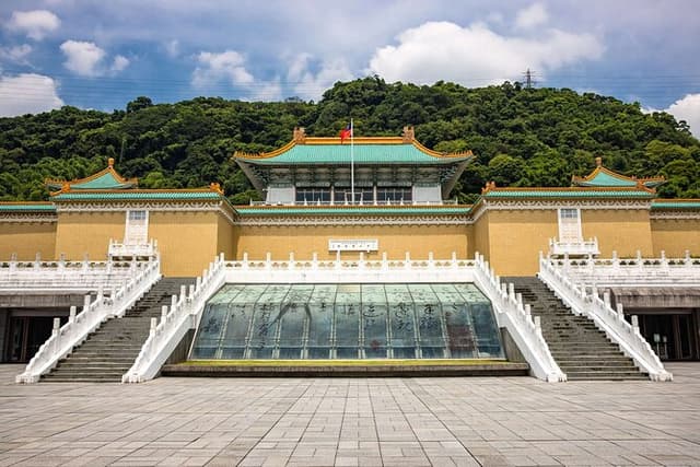 Taipei: Yangmingshan, Palace Museum & Shilin Night Market