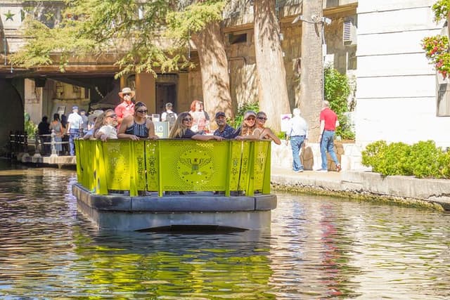 San Antonio Riverwalk Tour with Cruise
