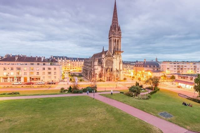 Caen Private Walking Tour with a Local