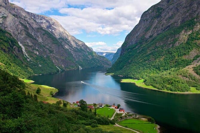 Nærøyfjord Cruise & Flåm Railway Tour