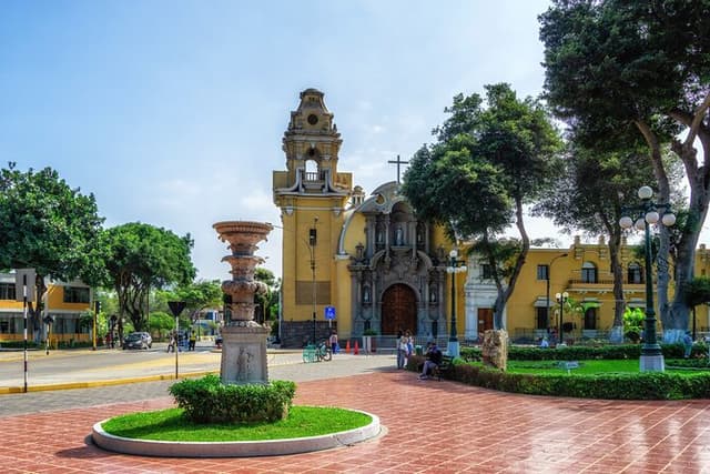 Lima Port Private Shore Tour: Barranco Stroll & Cooking Class